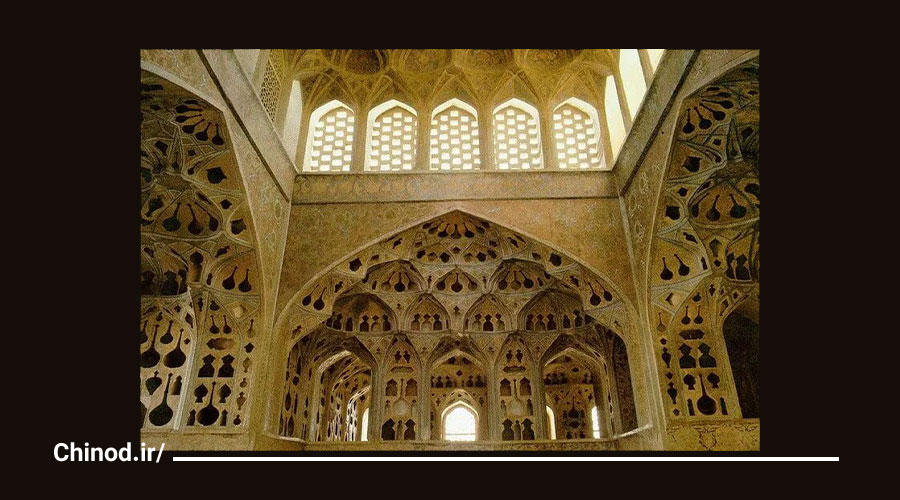کاخ عالی قاپو کجا است ؟