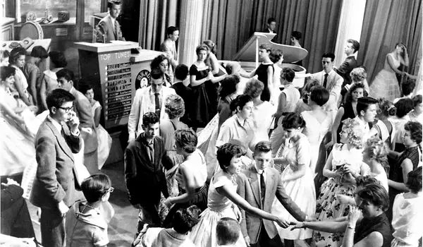 تاریخچه موسیقی راک و تأثیر آن بر فرهنگ The History of Rock Music and Its Impact on Culture چینود chinod 