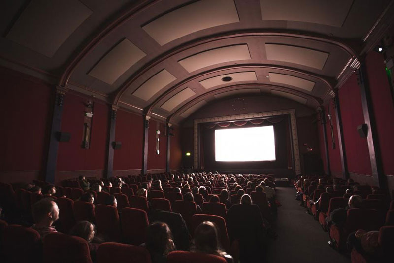 دیدن فیلم و انیمیشن Watching movies and animations چینود chinod